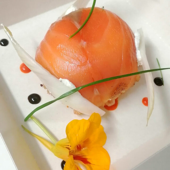 Entrée au saumon et fleur de capucine