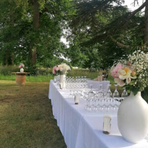 Table d'extérieure dressée pour un mariage